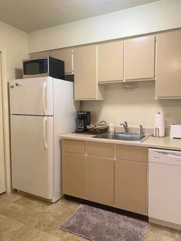 Sunlit 1BR Near Pro Football HOF & Cak Airport