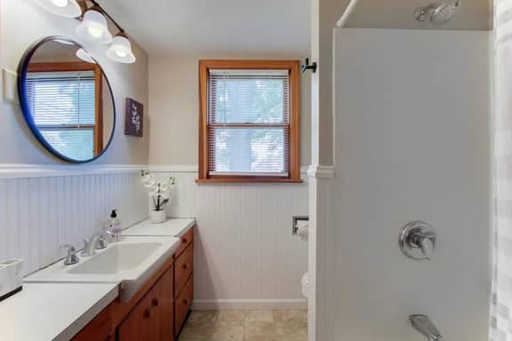 Two Bedroom King Suite near Hall of Fame w/ Garage