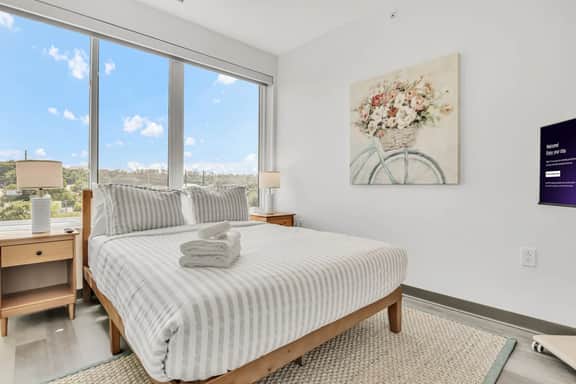 Upscale & Charming ADA 2BR | Cleveland Clinic