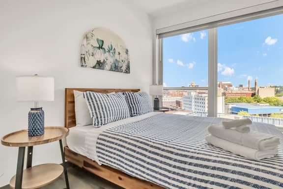 Upscale & Charming ADA 2BR | Cleveland Clinic
