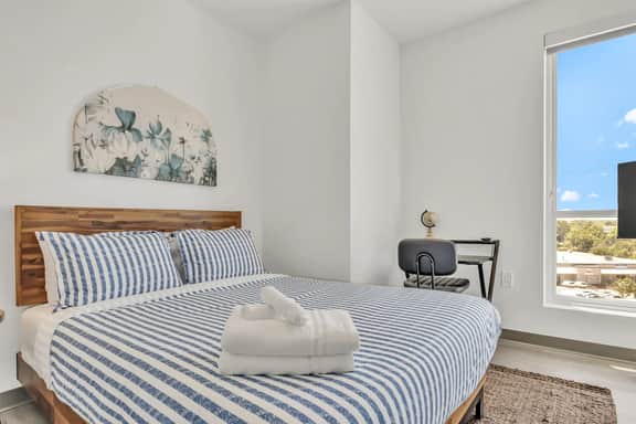 Vibrant & Sunny 2BR | Cleveland Clinic
