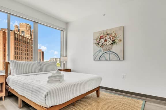 Vibrant & Sunny 2BR | Cleveland Clinic