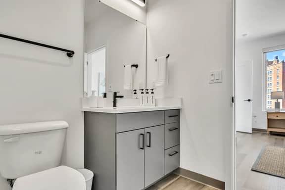 Vibrant & Sunny 2BR | Cleveland Clinic