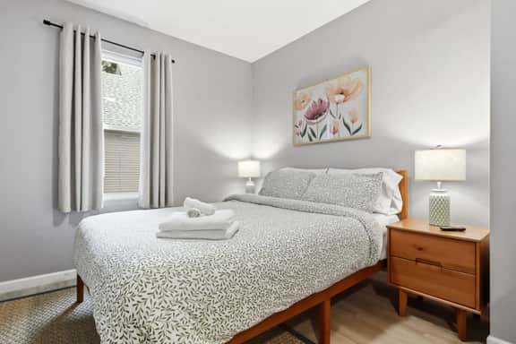 4BR + Recliner, Sleeps 10 | 2 Min to Cleveland Clinic, CLE - Image 5