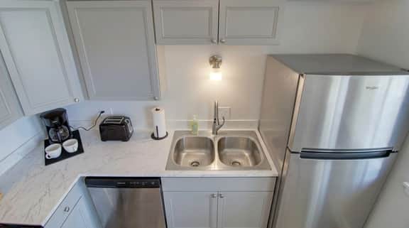 Spacious 2BR Apt w/ Garage | Near Aultman - Image 4