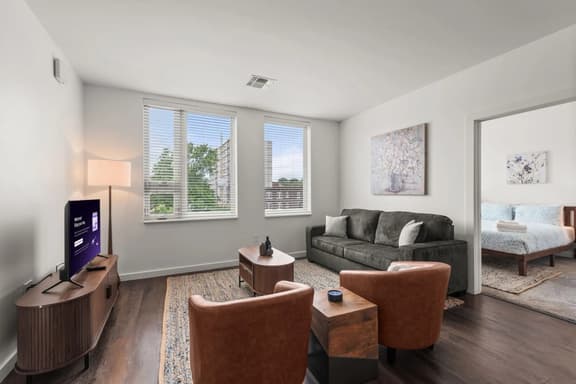 2BR Near Clinic & Case Western w/ Parking