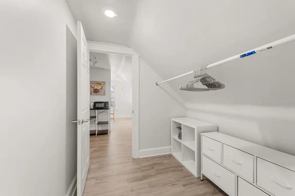 Bright & Cozy Loft | Free Parking | by CLE Clinic