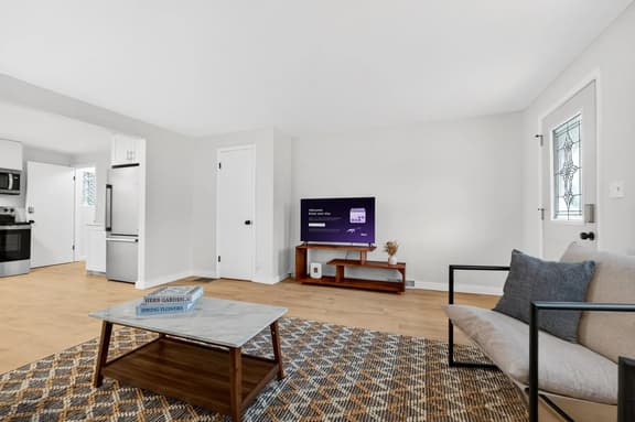 Central Cozy 2BR w/ Garage & Airport Nearby