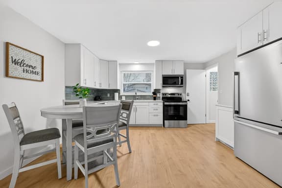 Central Cozy 2BR w/ Garage & Airport Nearby
