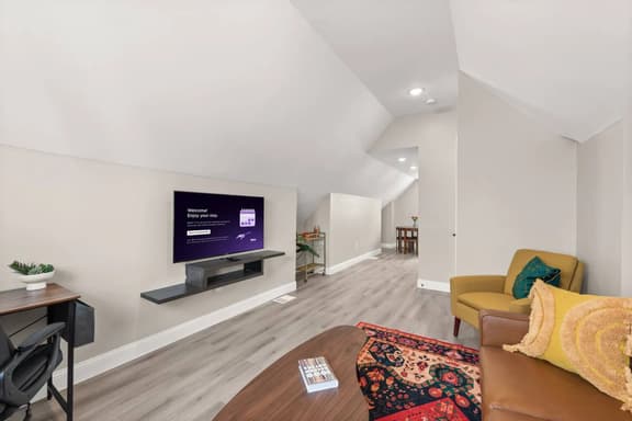 Luxury 3BR Apt Near Cleveland Clinic w/ Parking