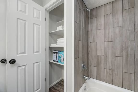Modern & Updated First Floor 1BR near HWY/Airport