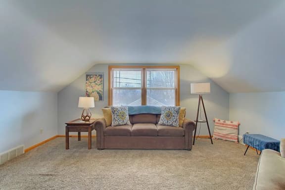 Spacious King Suite near Hall of Fame/Hwy/Airport