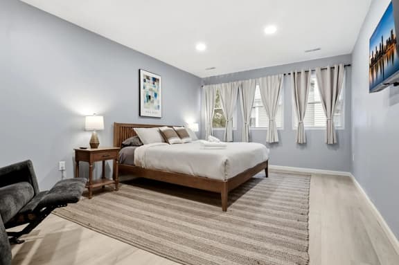 4BR + Recliner, Sleeps 10 | 2 Min to Cleveland Clinic, CLE - Image 1