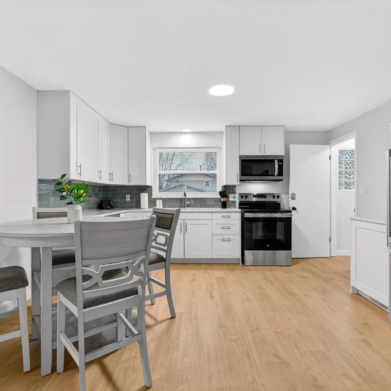 Central Cozy 2BR w/ Garage & Airport Nearby